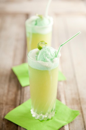 St. Patrick's Day Cocktails Pineapple Juice Gingerale Punch - photocredit: pauladeen.com
